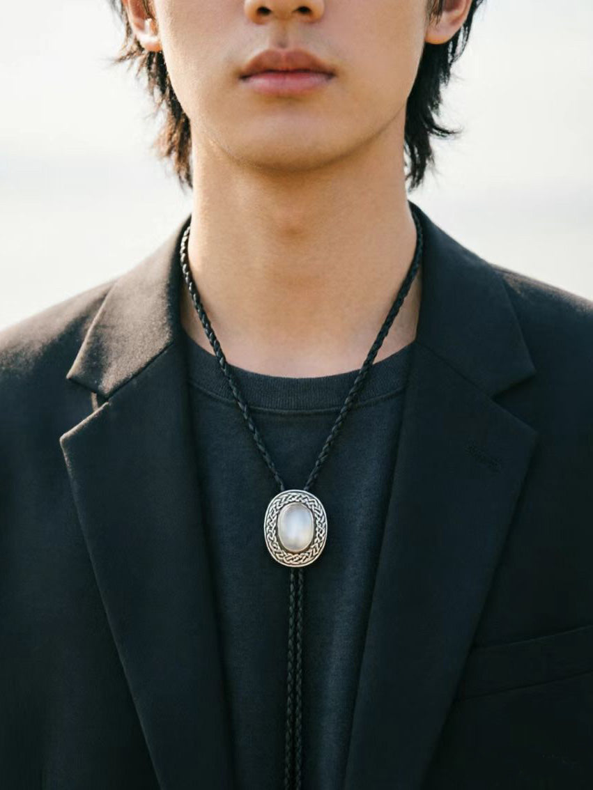 Styling Your Bolo Tie with Modern Suiting: A Guide to Avant-Garde Elegance