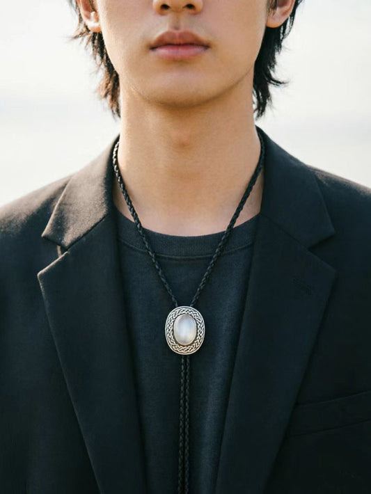 Styling Your Bolo Tie with Modern Suiting: A Guide to Avant-Garde Elegance