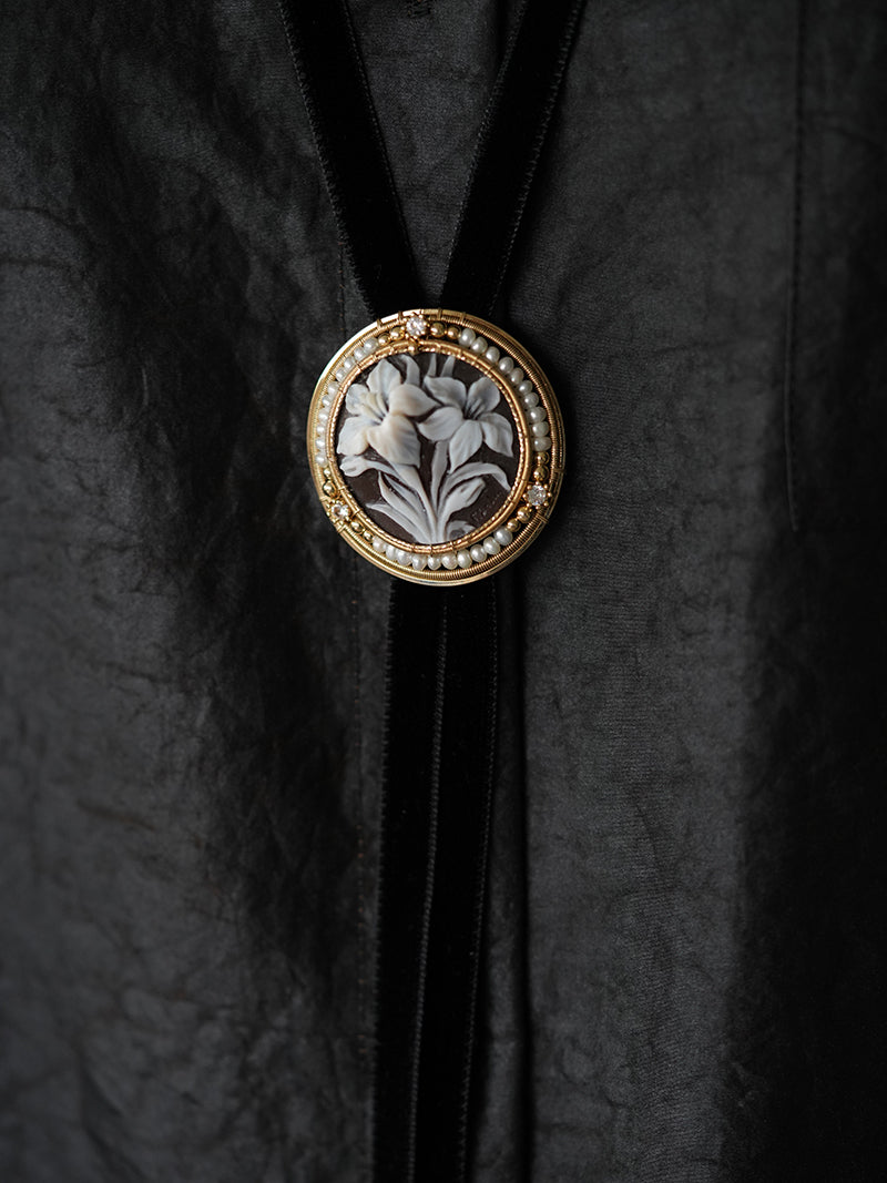 "Lily" Italian Cameo Bolo Tie - Handcrafted Shell Cameo Velvet Choker Necklace with Pearls