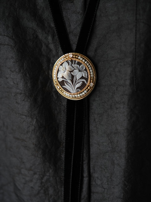 "Lily" Italian Cameo Bolo Tie - Handcrafted Shell Cameo Velvet Choker Necklace with Pearls