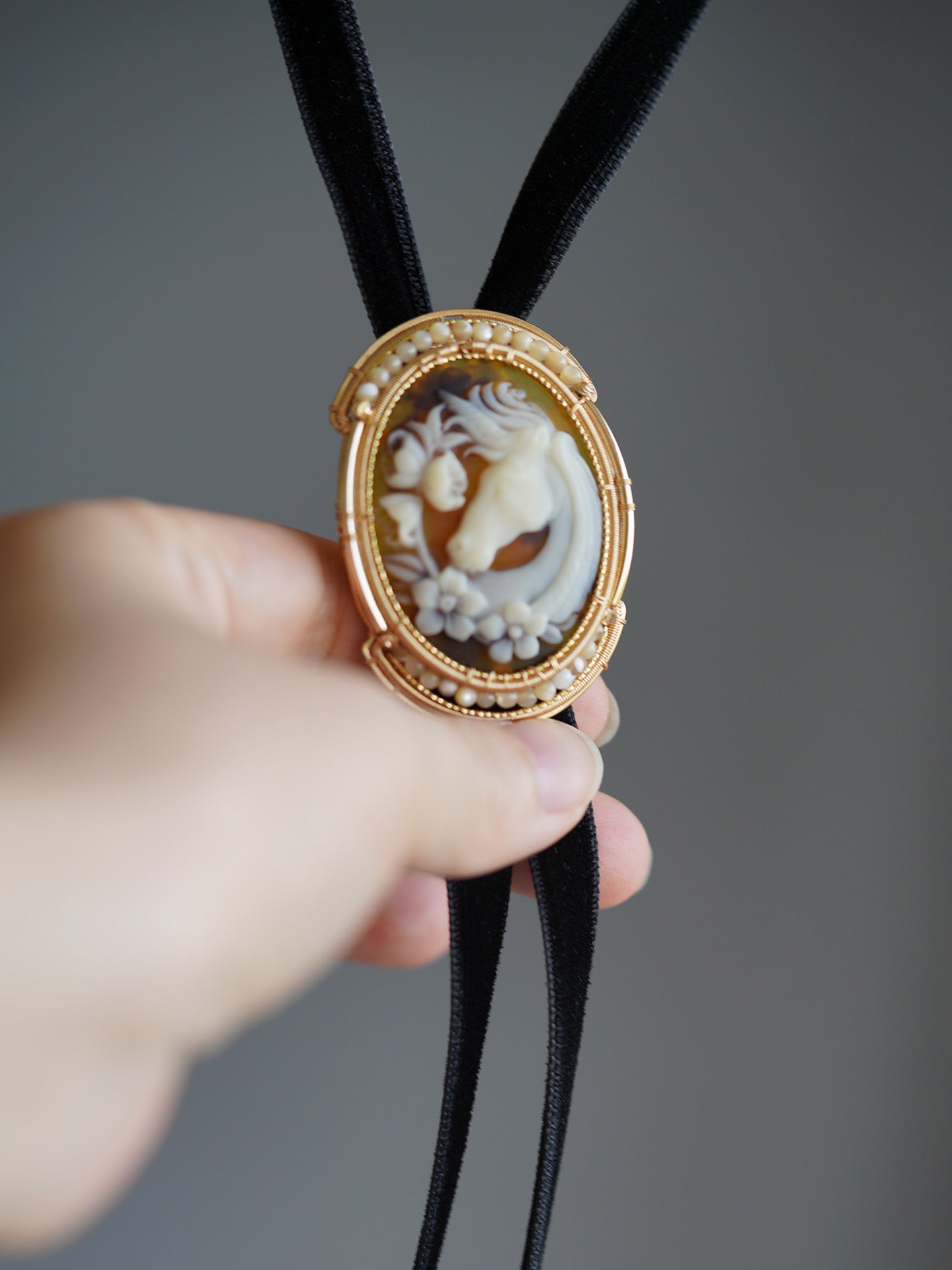 Ode to the Wilds：Handwired Antique Resin & Pearl Bolo Tie
