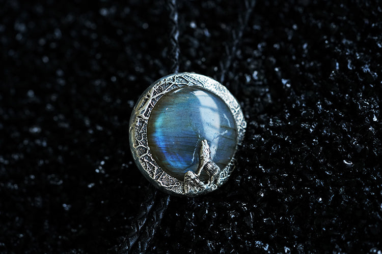 The Shadowwood Howl · S999 Fine Silver Wolf & Labradorite Bolo Tie