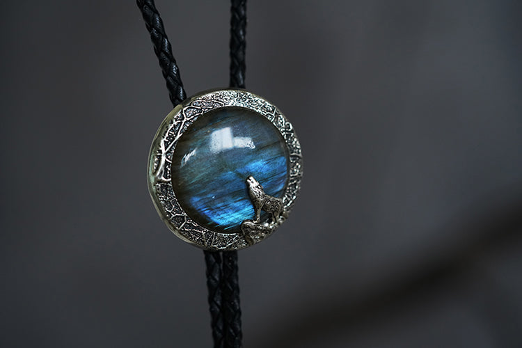 The Shadowwood Howl · S999 Fine Silver Wolf & Labradorite Bolo Tie