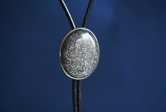 The Cosmic Dark：Natural Black Sunstone Sterling Silver Bezel Bolo Tie