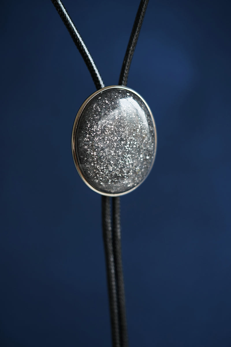 The Cosmic Dark：Natural Black Sunstone Sterling Silver Bezel Bolo Tie