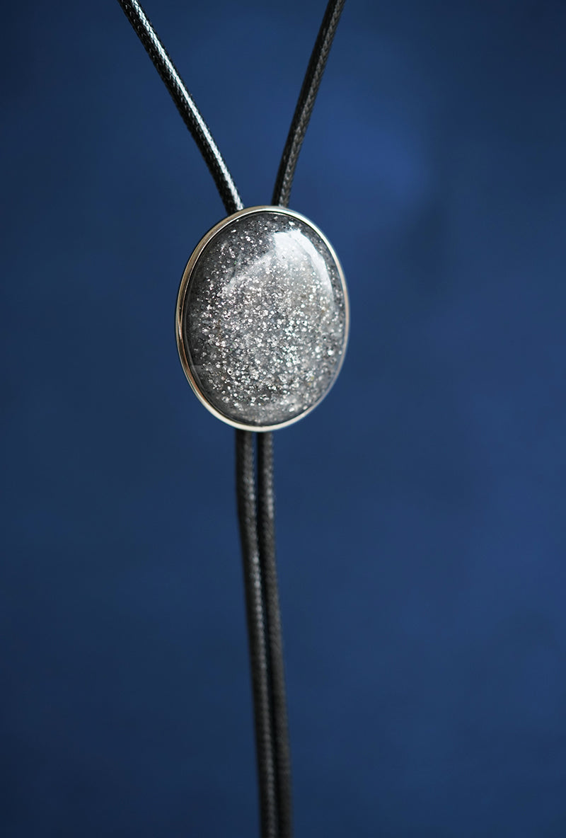 The Cosmic Dark：Natural Black Sunstone Sterling Silver Bezel Bolo Tie