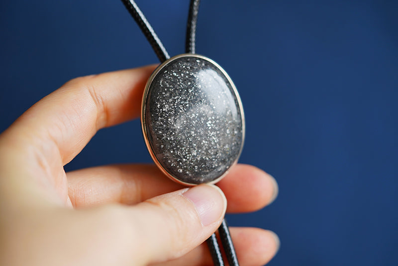The Cosmic Dark：Natural Black Sunstone Sterling Silver Bezel Bolo Tie