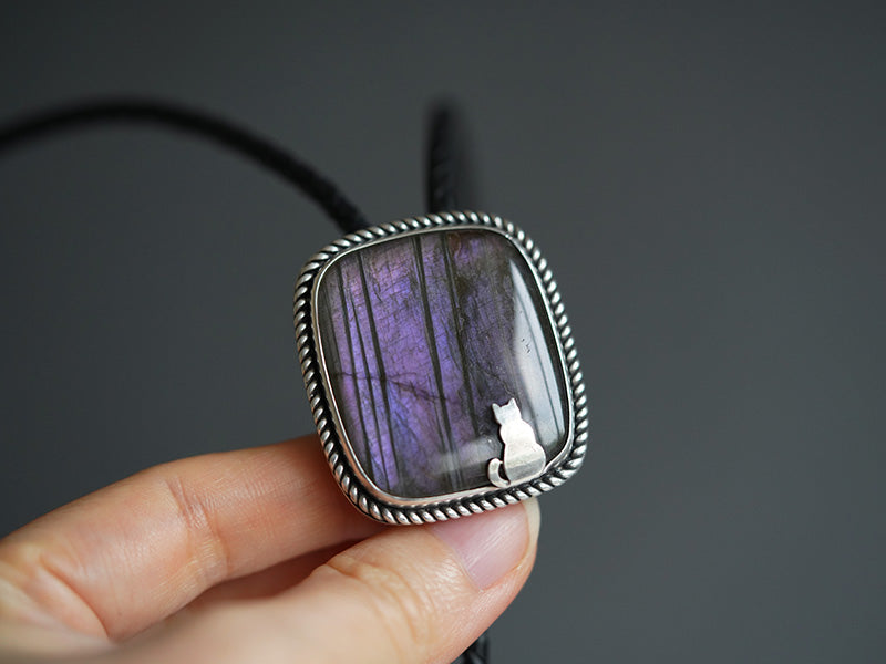 “The Window Gazer” Natural Labradorite and Silver Cat Bolo Tie